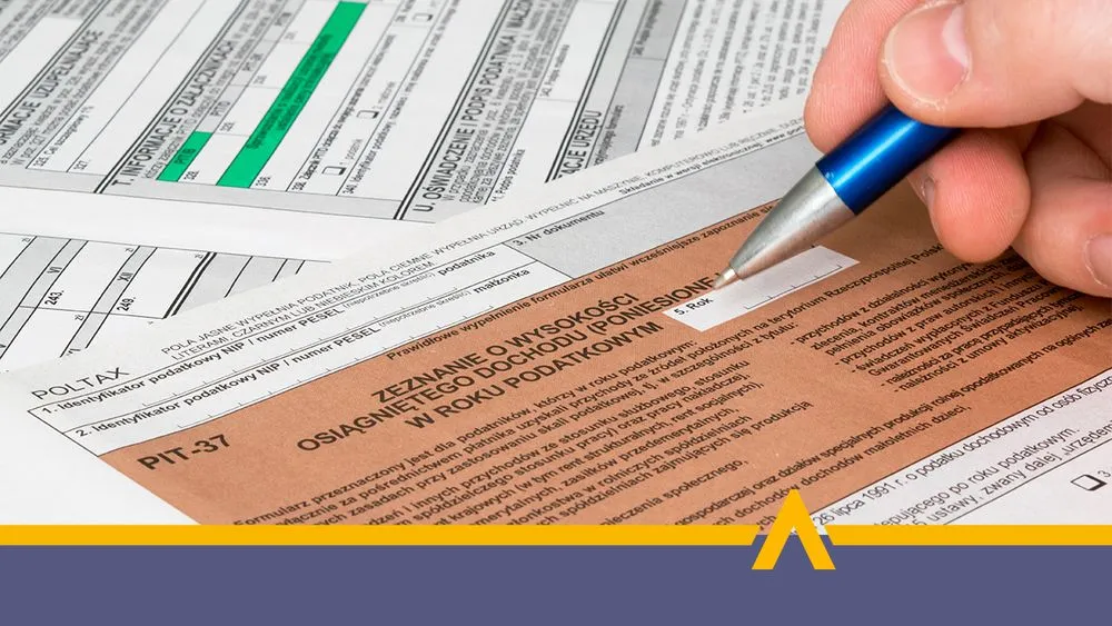 Proces uzupełniania danych w formularzu PIT do rocznego rozliczenia