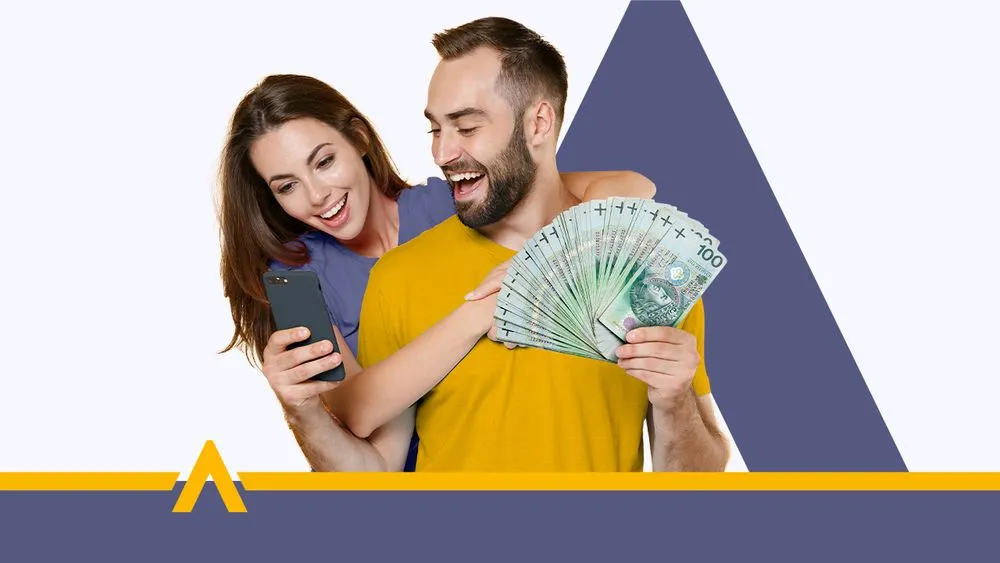 Uśmiechnięta para trzymająca gotówkę i smartfon